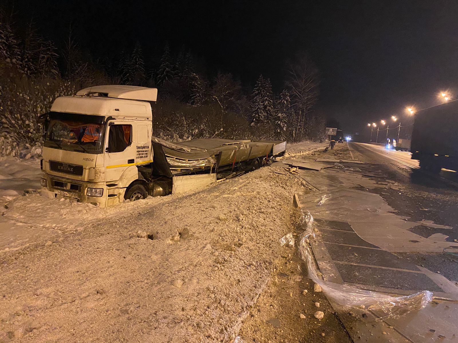 Два грузовика столкнулись на трассе в Тверской области | 12.12.2021 | Тверь  - БезФормата