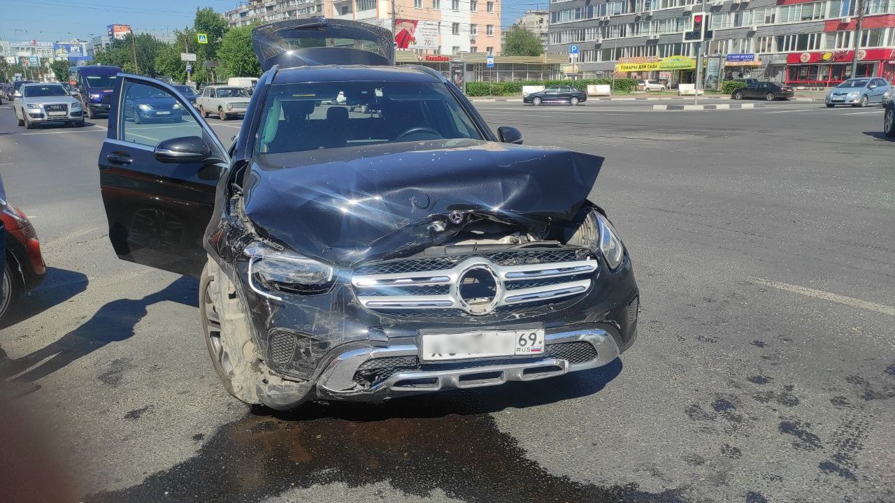 В ДТП на площади Капошвара в Твери пострадал один человек | 27.06.2022 |  Тверь - БезФормата