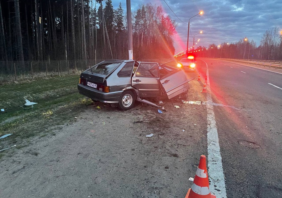 Водитель получил серьезные травмы, врезавшись в столб на трассе М10 в  Тверской области | 03.05.2022 | Тверь - БезФормата