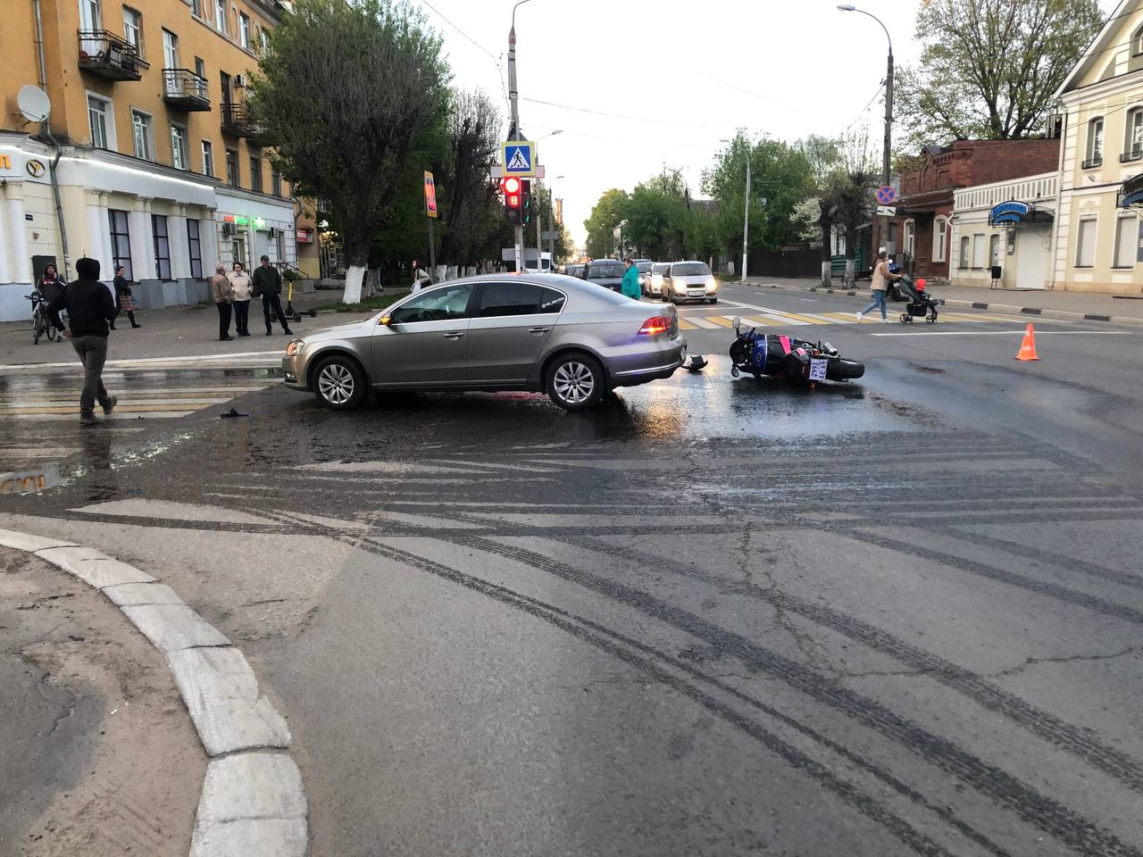 Водитель тверь. Дорога в городе Россия.