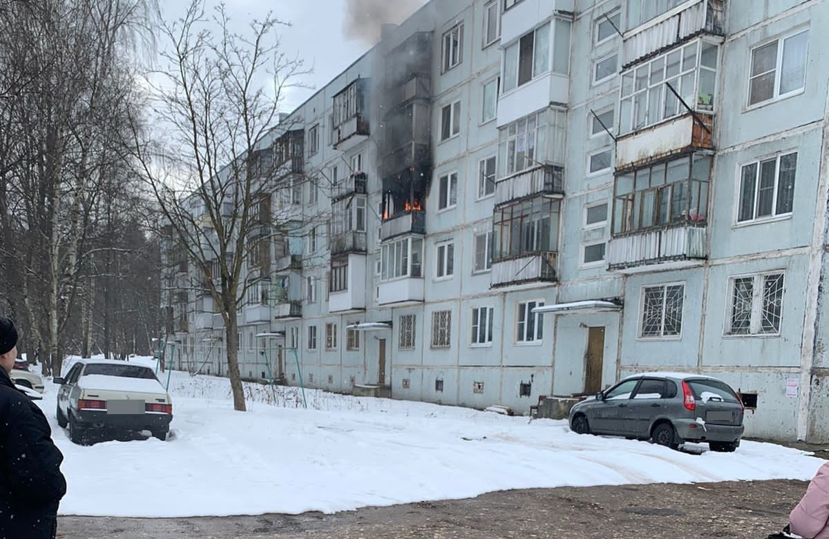 В Твери загорелся балкон в квартире в пятиэтажке, из огня спасли кота |  03.02.2023 | Тверь - БезФормата