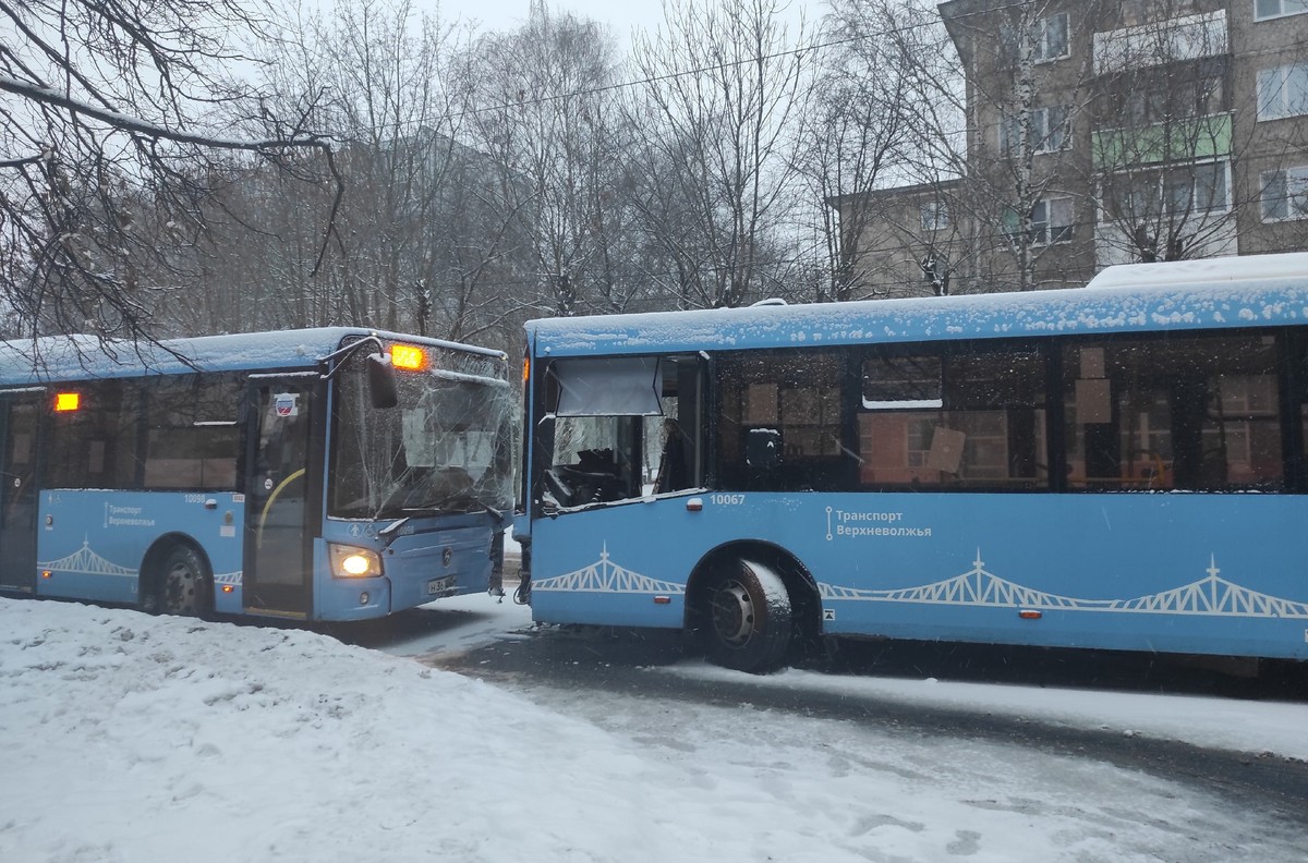 В Твери в микрорайоне «Южный» столкнулись два автобуса | 03.01.2023 | Тверь  - БезФормата