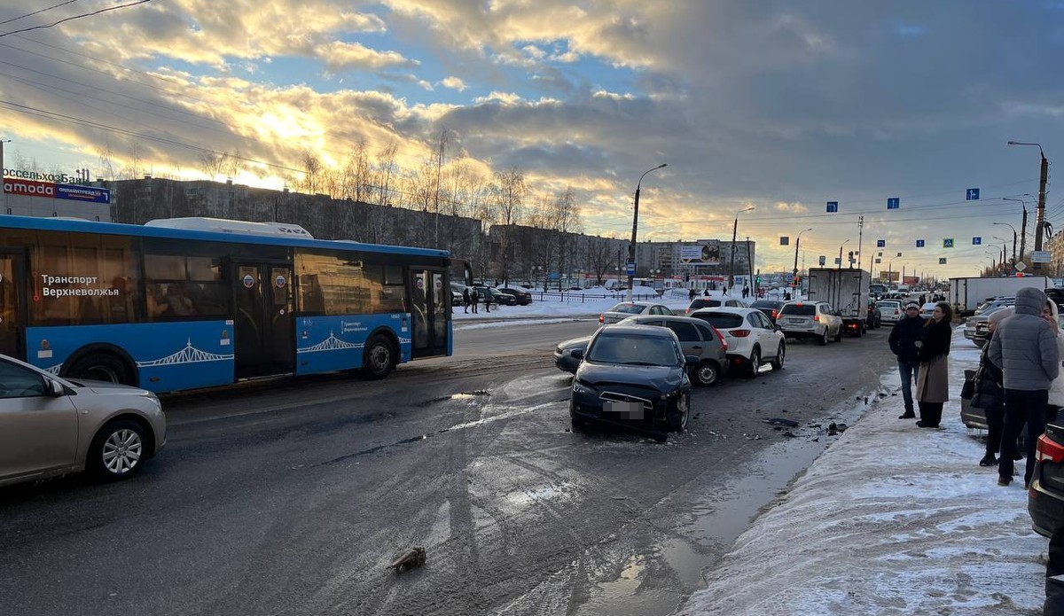 В Твери в микрорайоне Южный столкнулись четыре автомобиля | 13.03.2023 |  Тверь - БезФормата