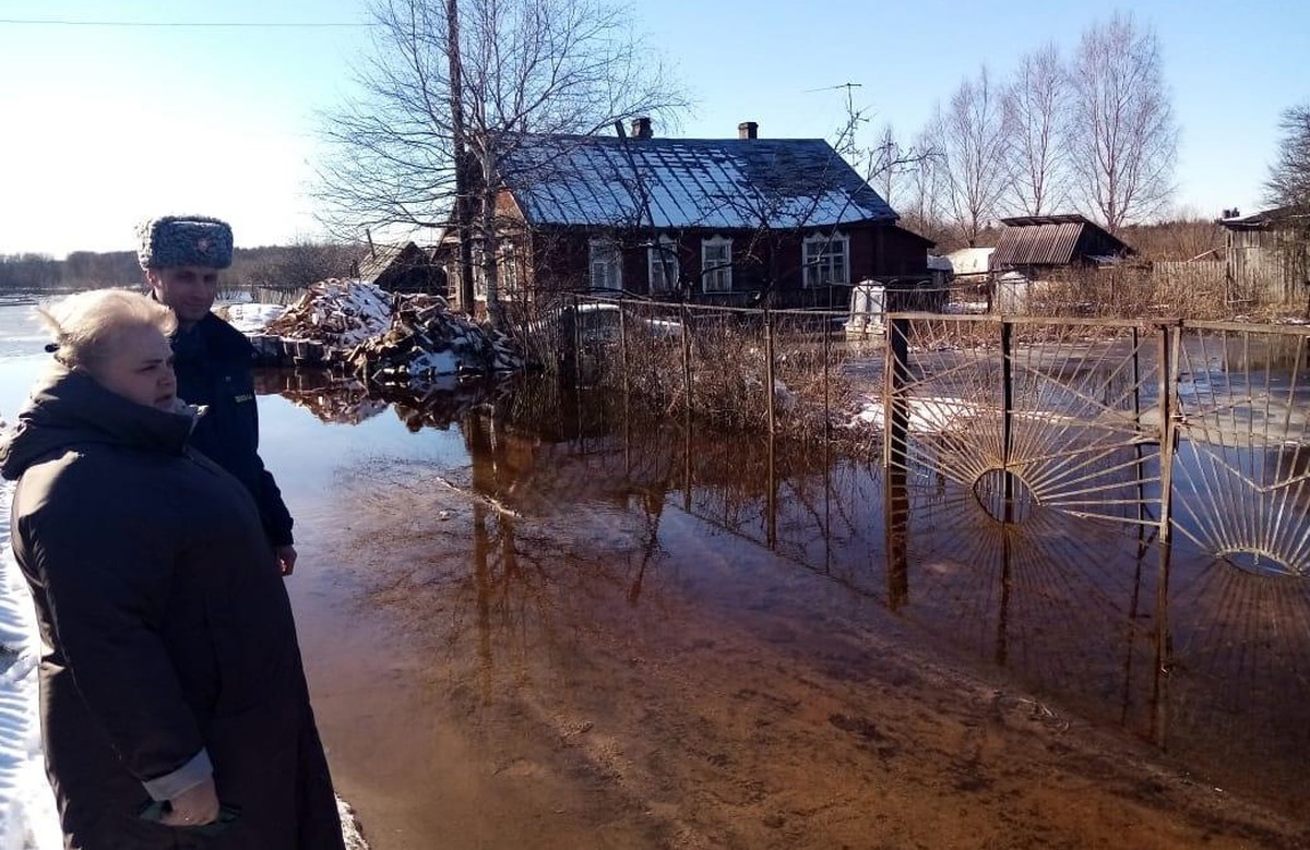 В Западной Двине помогают жителям затопленных улиц | 31.03.2023 | Тверь -  БезФормата