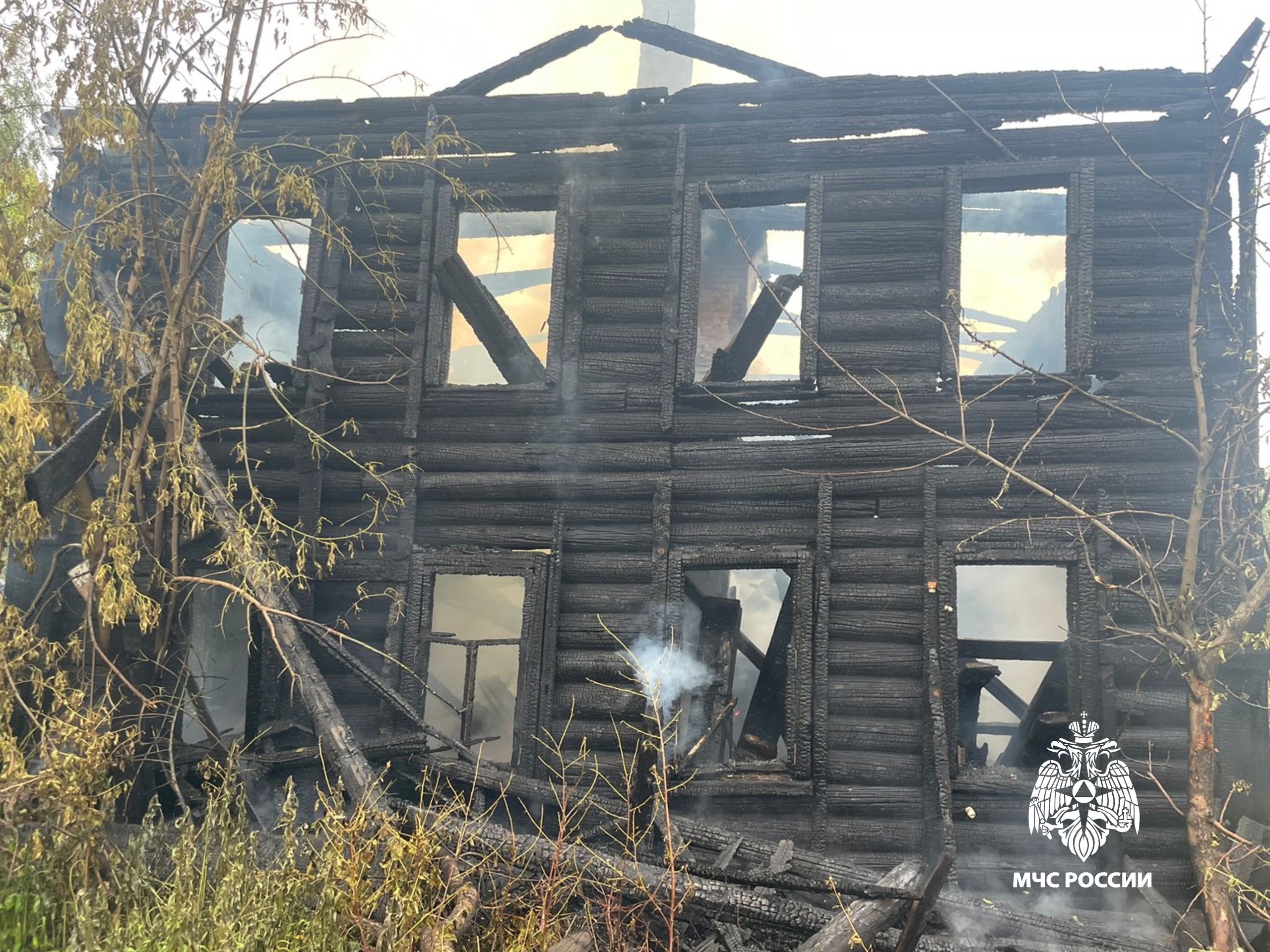 В Вышнем Волочке пожарные потушили деревянную двухэтажку | 17.06.2024 |  Тверь - БезФормата