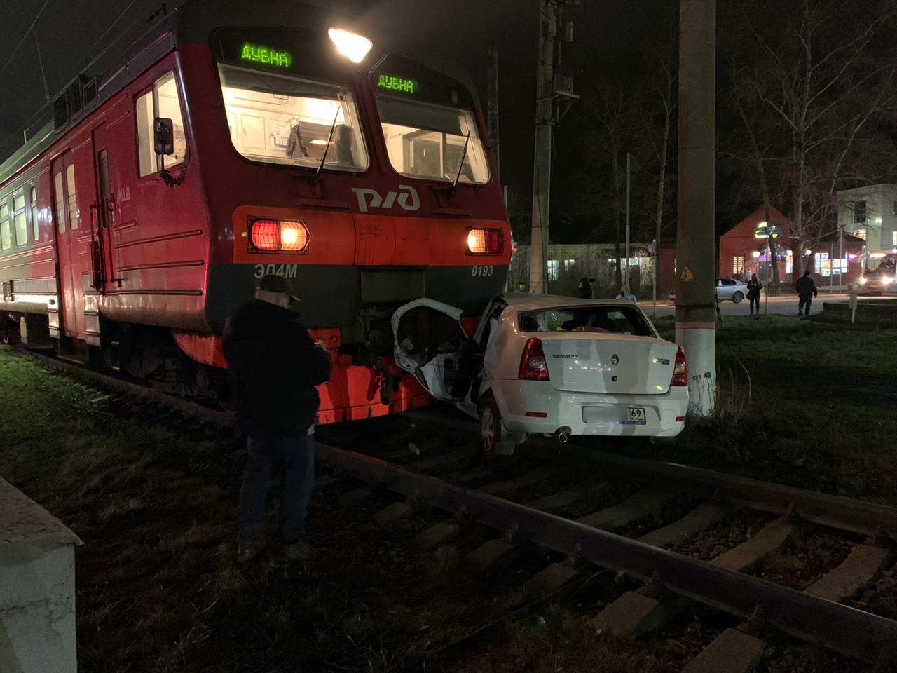 Жд переезд дубна. ДТП С электричкой в Дубне. Авария с электричкой в Подмосковье. Авария в Дубне электричка.