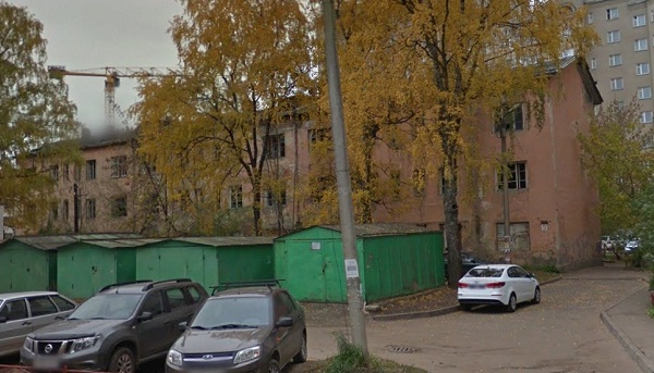 Будущего застройщика земли в центре Твери обяжут снести аварийный дом