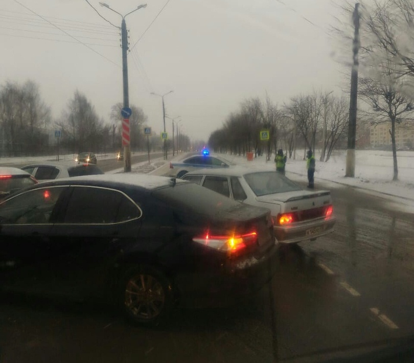 В Твери перекрыли движение на оживленной улице из-за наледи