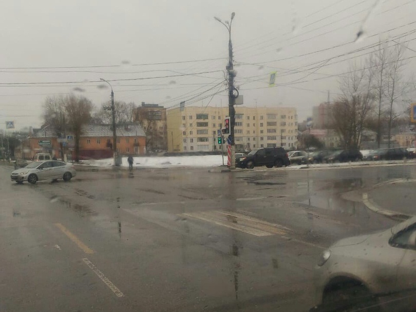 В Твери перекрыли движение на оживленной улице из-за наледи