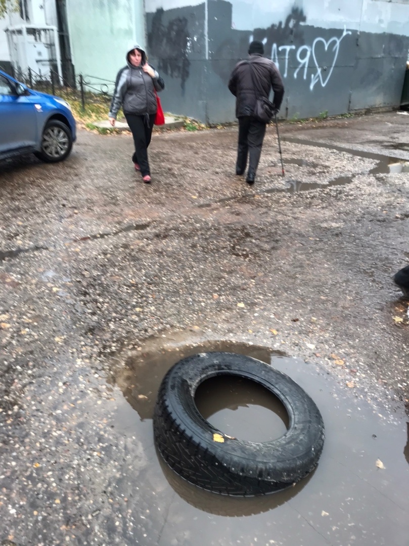 Увидел открытый люк. В Твери провалился асфальт. Мужчина провалился в люк. Пенсионер провалился в люк.